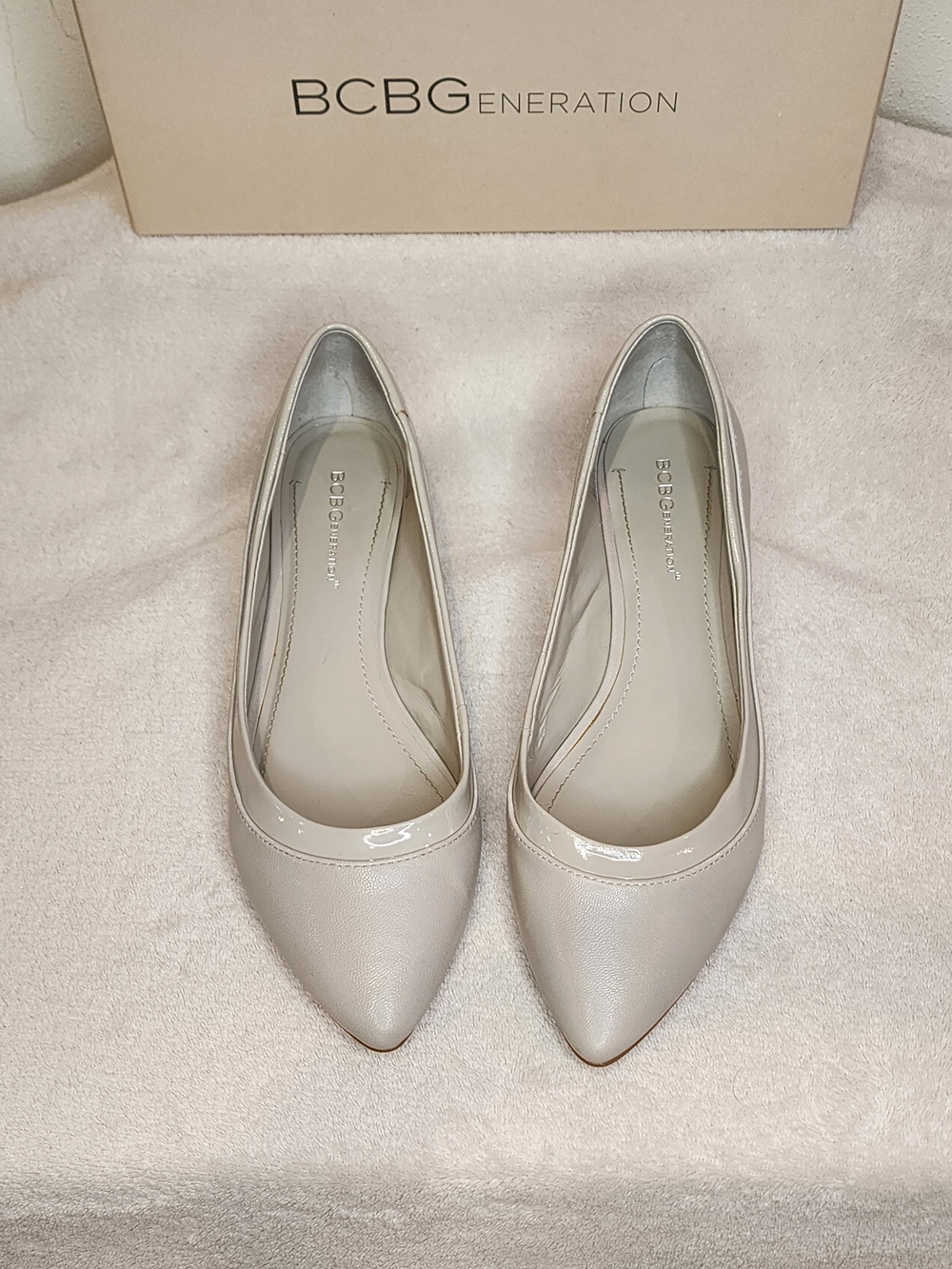 BCBGeneration Womens Pointed Toe Flats in Cashmere
